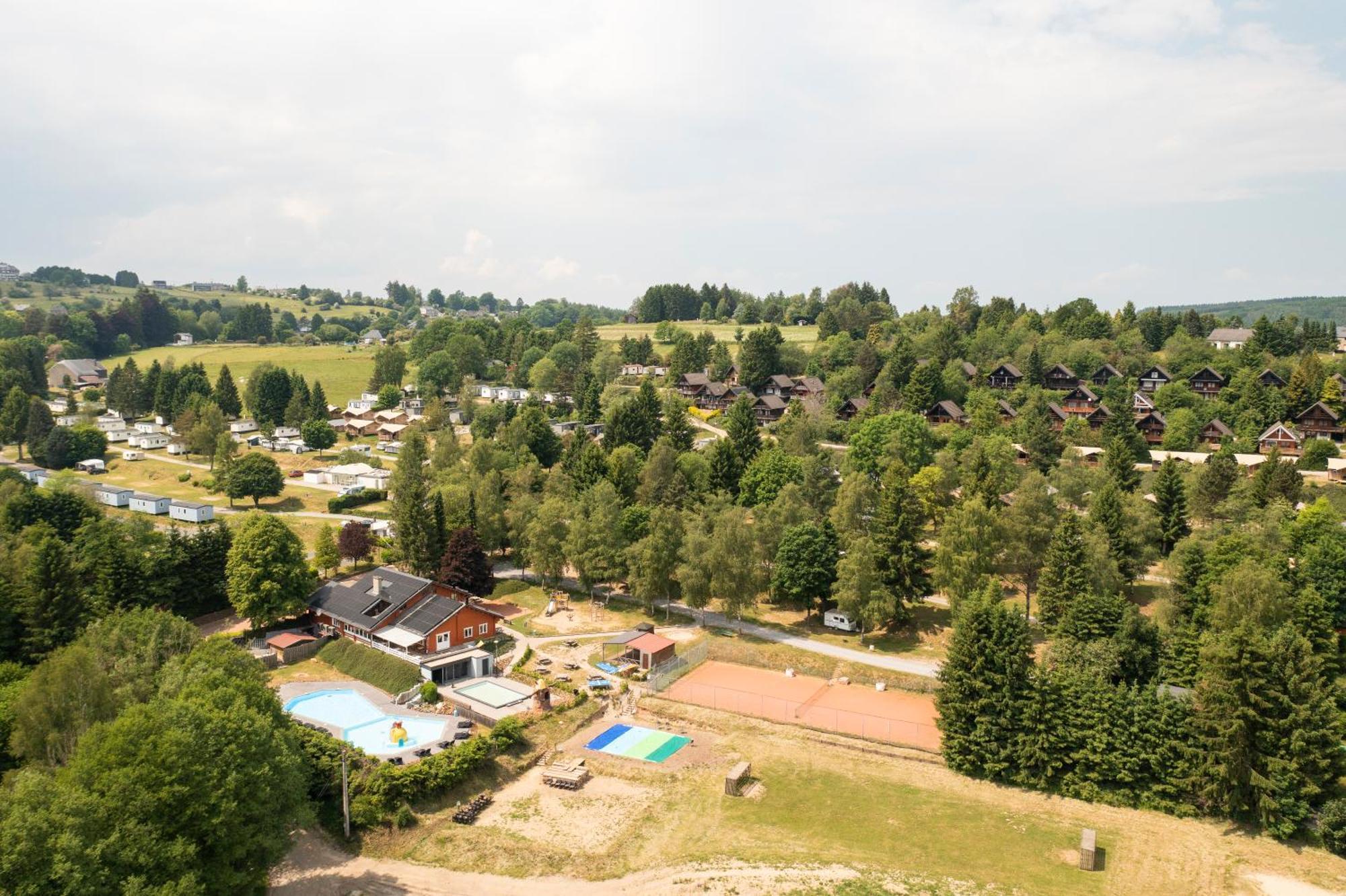 Отель Ardenparks Petite Suisse Dochamps Экстерьер фото